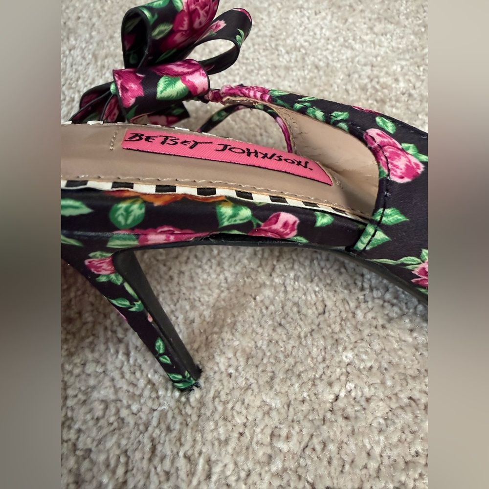 Betsey Johnson black w/ pink roses sling back pointy toe pumps w/ bows (4” heel) - Picture 10 of 11